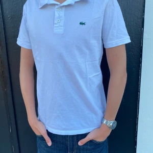 Lacoste piké - Tja! Säljer denna stilrena Lacoste piké som passar till nästan vad som helst. Plagget är i gott skick och väldigt välanvänd, det står att det Ska vara storlek L men den sitter som M, Priset är inte hugget i Sten! Kontakta mig om ni har några frågor! 