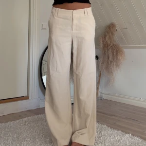Linnebyxor - Såå fina linnebyxor (smått hårdare/tjockare) lågmidjade/midwaist. ZARA. Fint skick. Skulle säga storlek xs, mindre s