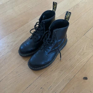 De Martens 1460 Boot - knappt använda köptes i 2021. storlek 42 men passar 43