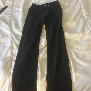 Svarta juicy byxor  - Snörena vid midjan har tyvärr gått ur men annars bra skick. 