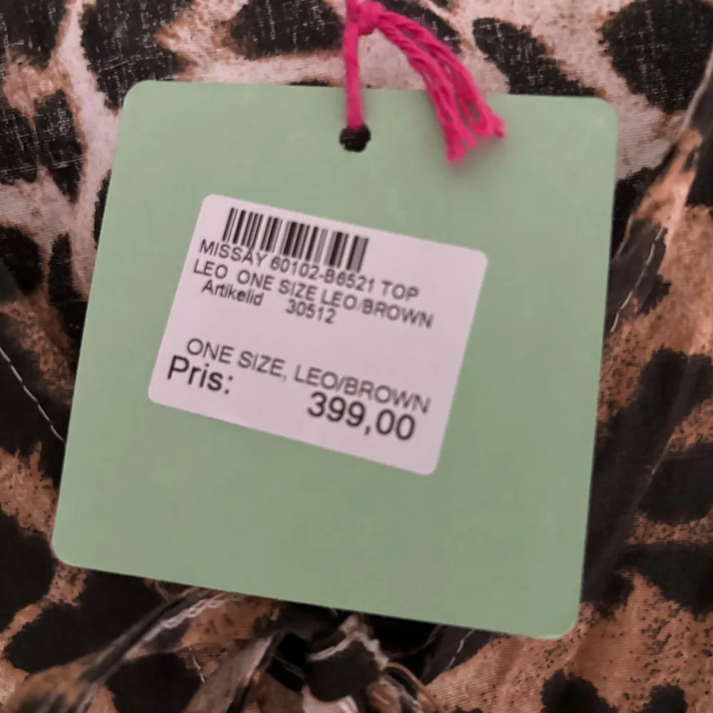 En superfin leopardblus med knytning framtill från Missäy, som aldrig kommit till användning. Från början ONE SIZE men insydd lite i kanterna så den passar xs/s. Nypris 399kr (finns även på Vinted) pris kan diskuteras . Blusar.