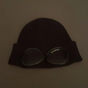 Cp Company mössa - Säljer en väldigt skön cp Company mössa för insåg att jag använde nästan aldrig den så tror inte jag kommer använda den så vill sälja den, inte helt säker på vad den kostar nu när den är begagnad men pris kan diskuteras 