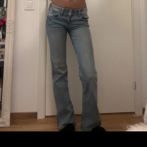 Jeans  - Snygga jeans med rak passform. Passar mig perfekt i längden som är 173 cm lång 