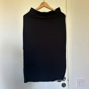 kjol - svart långkjol från pieces, knappt använd så i nyskick, storlek s 