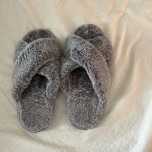 Tofflor - En par jätte söta fluffiga tofflor. Dem är i storlek 36/37 och är i mycket bra skick! Skriv för fler frågor💕