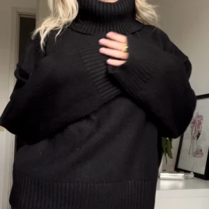 Svart stickad polotröja - Säljer en supermysig svart stickad polotröja. Den är oversized och har långa ärmar, perfekt för kalla dagar. Tröjan är i nyskick och passar både till vardags och fest. Den har en ribbad design vid ärmslut och nederkant som ger en snygg detalj.❤️
