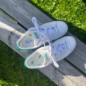 Stan Smith - Supersnygga stan Smiths i nyskick. Säljer eftersom de är lite för små. Storlek 38 2/3. 