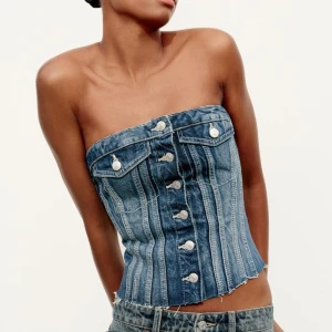 Jeans topp - Superfin jeans topp från zara, använda få gånger så mycket fint skick ☺️(nypris 329)