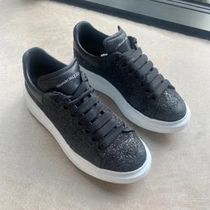 Alexander McQueen  - Alexander McQueen oversized sneakers🤍 Size 37,5. Very good condition! Ask for more information and pictures!