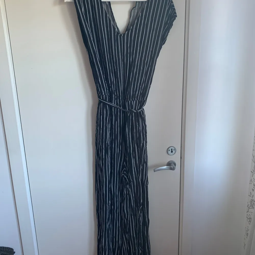 Svart/vit jumpsuit i storlek 38. Använd få gånger, den är som ny.. Övrigt.