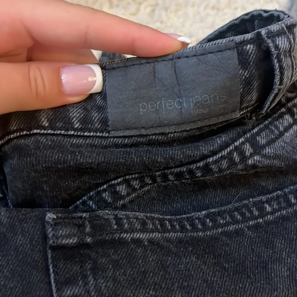 Ett par sparsamt andvända ”baggy” skulle mer säga att det är straight i passformen men lite mittemellan😻 jeans ifrån ginatricot med hål på knäna . Jeans & Byxor.