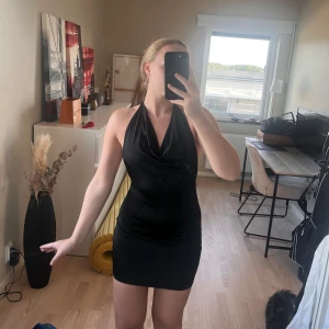 Svart klänning  - Svart klänning 