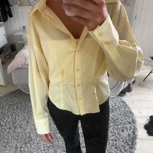 Gul skjorta☀️ - Säljer denna gula skjorta då den tyvärr inte kommit till användning. Köptes för 400, säljer för 250+frakt🫶🏼ny med prislapp kvar!!