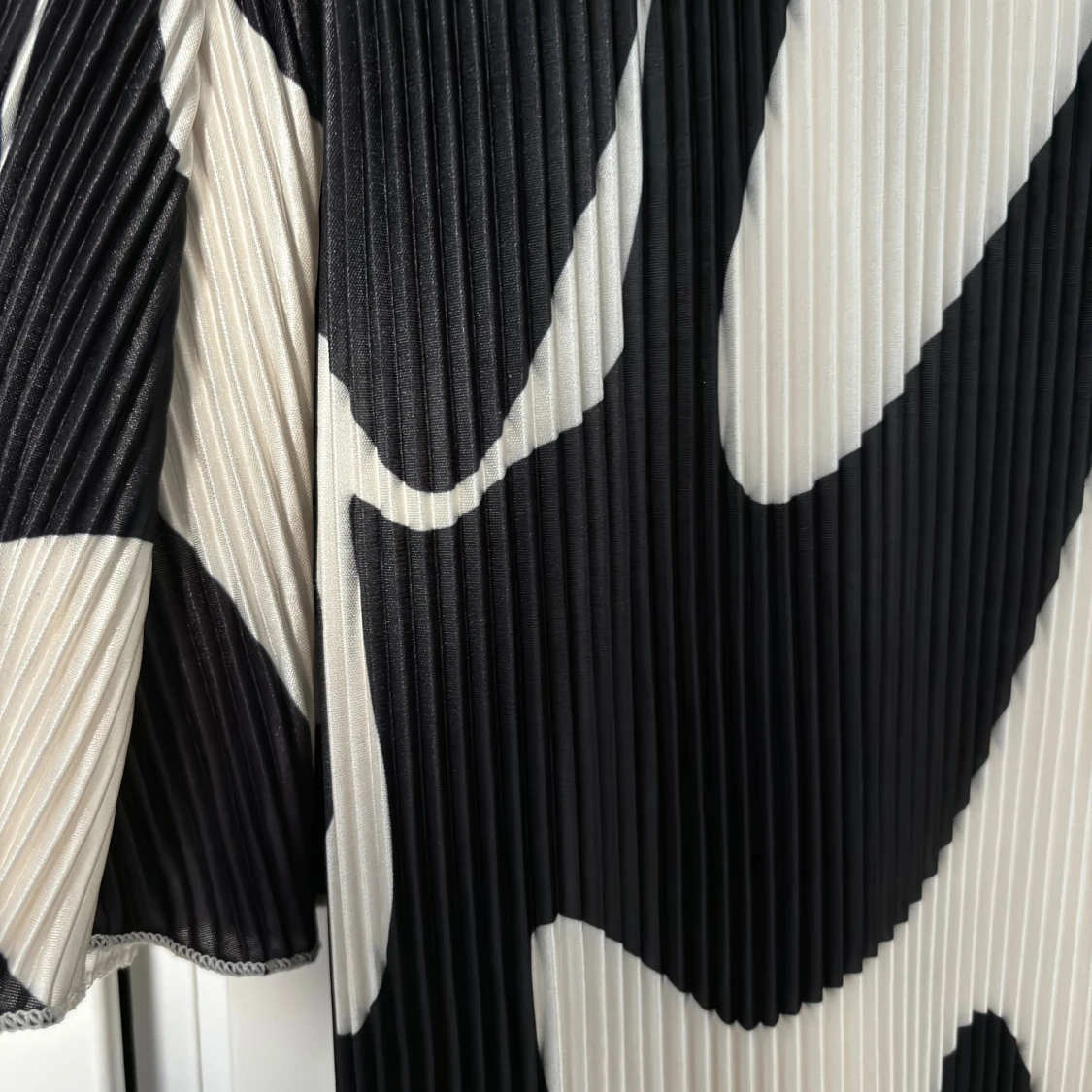 Svartvit långklänning med abstrakt mönster - 90