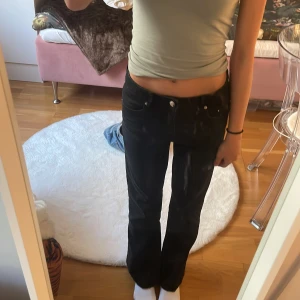 Ginatricot perfekt jeans  - Ginatricot perfekt jeans använt många gånger men de är fortfarande i bra condition. Lowwaist och bootcut