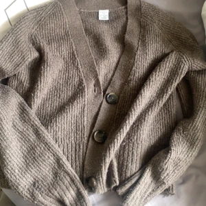 Stickad kofta  - Säljer denna söta koftan eftersom den ej kommer till någon användning 💕det står storlek 9-10 år men den passar mig som brukar ha storlek xs på tröjor 