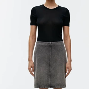 Arket jeanskjol - Str 38. Aldrig använd. Grå tvättad denim.   