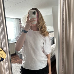 Topp med trekvartärm - Fin ljuslila/blå tröja med trekvartsärm från NA-KD, strl S, Tröjan är bak o fram på bilderna, går att ha den på båda hållen! Tunn i materialet, och mönstret är lite rutigt! 100kr+frakt💜