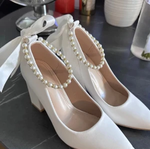 Vita klackar  - Jätte fina klackar, säljer för att dom är för små för mig tyvärr. Användes bara 3 gånger, köptes här på plick 