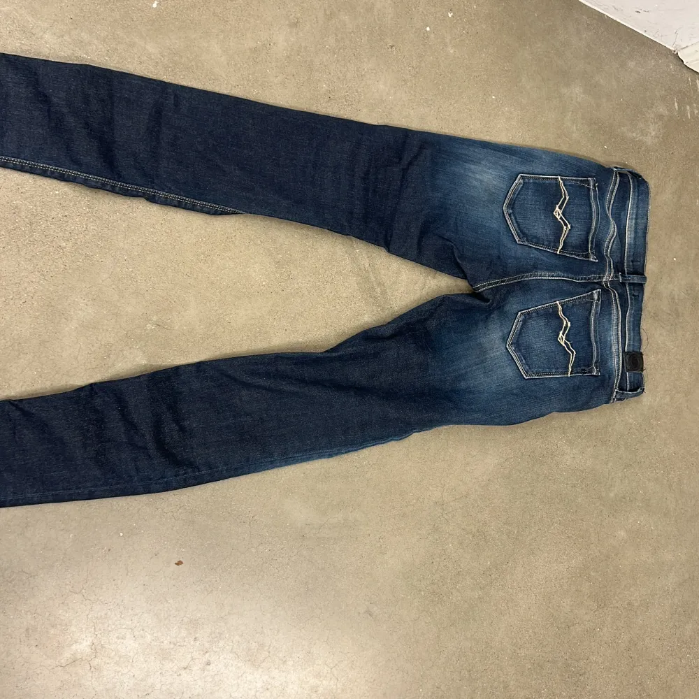 Säljer mina super snygga Replay jeans för att jag har växt ur dom, Skicka dm för minsta lilla fråga. Jeans & Byxor.