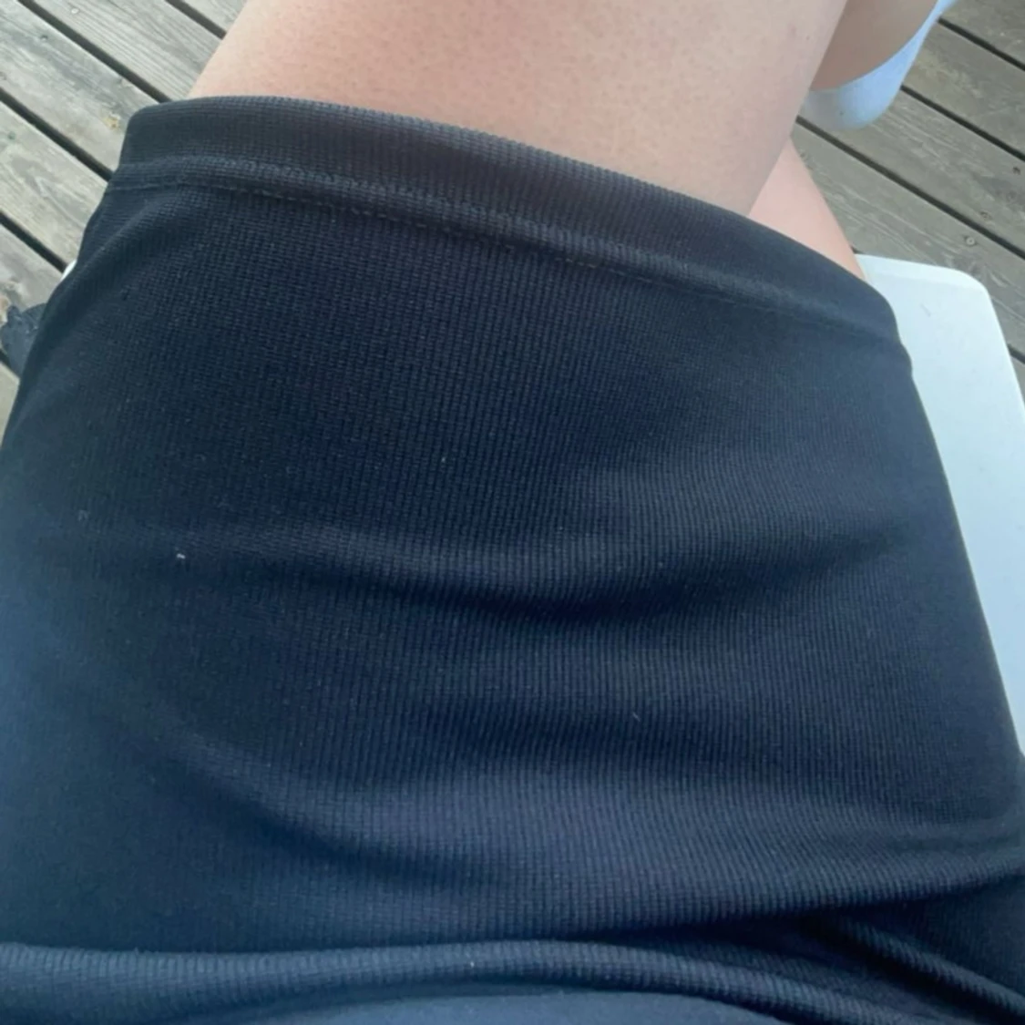 En svart ribbad kort-kjol med slits  - 93