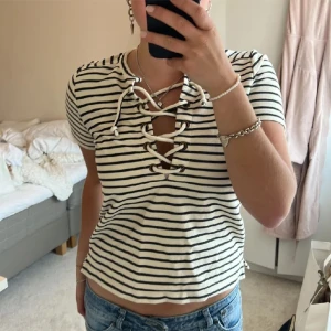 Randig gullig tröja 💕 - Fin tröja som jag säljer vidare på plick. Storlek S 💕Har inga fler bilder på 