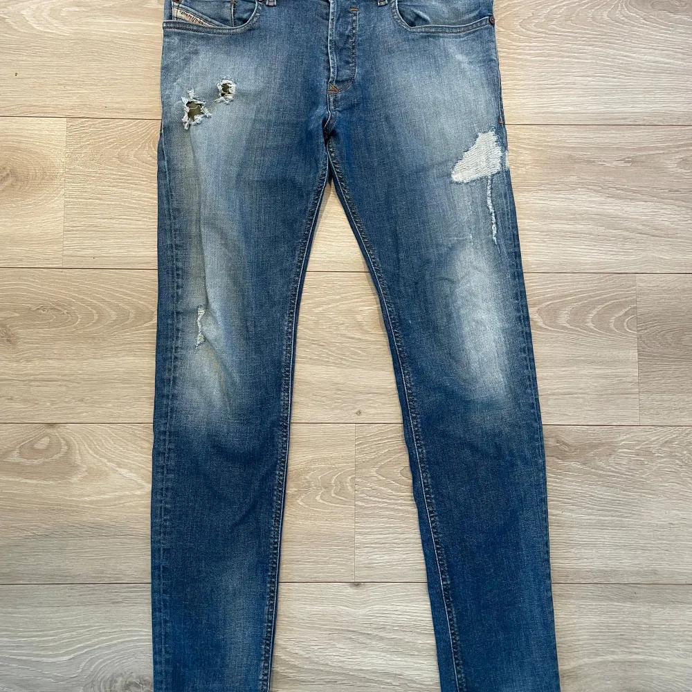 Säljer nu ett par sköna och sjyssta diesel jeans i storlek 29/32 för 300 kr (nypris 1100 kr). Mycket bra skick inga defekter. Perfekta till hösten! Hör av dig för fler bilder eller frågor.. Jeans & Byxor.