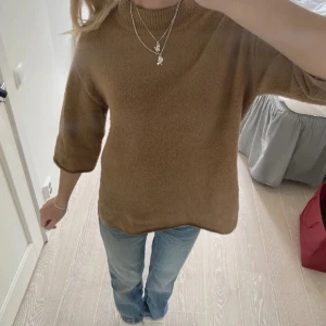Trekvartsärmad stickad tröja - Säljer vidare, passar xs-m då den är större i storleken!!