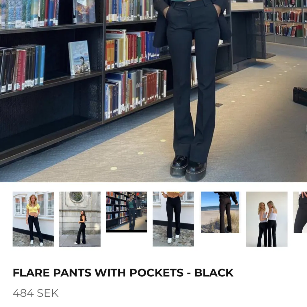 Säljer ett par snygga svarta flare byxor med fickor. Perfekta för både vardag och fest. De har en klassisk svart färg som passar till allt. Storlek xxs-short. Från design by si. lite noppriga men inget man ser eller tänker på. Farkut & Housut.