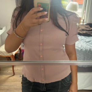  Rosa Trekvarts ärmad Tröja -  Rosa till kvartat tröja💕  Använd skick men MYCKET kvar att ge Inga fläckar Normal till storlek💖