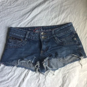 Blå shorts  - Ett par blå jeans shorts 