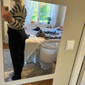 Neo noir Croppad tröja - Croppad tröja från neo noir. Storlek står inte men skulle säga att den är mellan xs-s.🤗