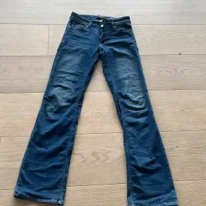 Säljer ett par snygga blå bootcut jeans från Replay, modell New Luz. De är i bra skick och har en klassisk femficksdesign med dragkedja och knapp framtill. Perfekta för både vardag och fest!