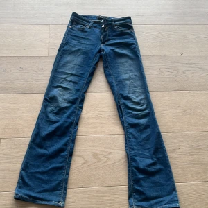 Blå bootcut jeans från Replay - Säljer ett par snygga blå bootcut jeans från Replay, modell New Luz. De är i bra skick och har en klassisk femficksdesign med dragkedja och knapp framtill. Perfekta för både vardag och fest!
