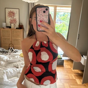 Mönstrad halterneck topp - Säljer en superfin halterneck topp sydd i Marimekko tyg. Toppen har öppen rygg med knytning i nacken och ryggen. Skicket är som oanvänt