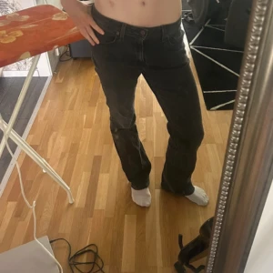 Levi’s super low bootcut jeans - Snygga low Waits bootcut jeans från Levi’s. De är knappt använda och är i toppen skick! Säljer då de är för stora. Nypris: 949 Storlek: 30