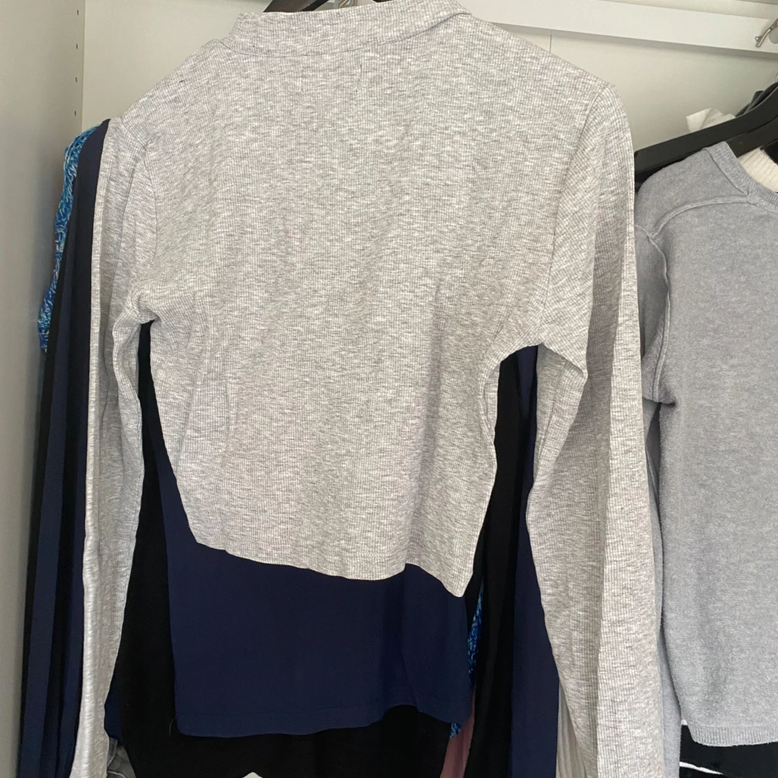Grå croppad tröja - 90