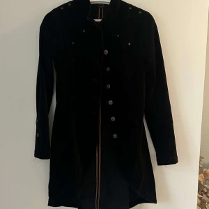 Rock i sammet - Säljer denna coola rocken då den inte kommer till användning!💕inga defekter! 