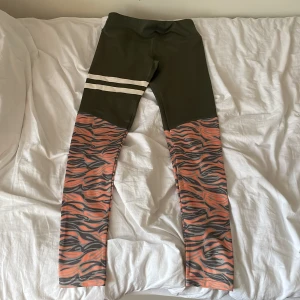 Tränings byxor  - Ett par tränings byxor i storlek 158/164 Bra stick inte slitna och inga hål 