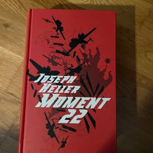 Moment 22 av Joseph Heller - Helt ny!