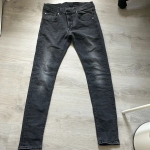 Tiger of Sweden jeans  - Gråa tiger of Sweden jeans, skick 10/10 inga defekter eller liknande. Waist 32 L 32. Sjukt snygga och trendiga. Hör av er vid minsta lilla fråga!