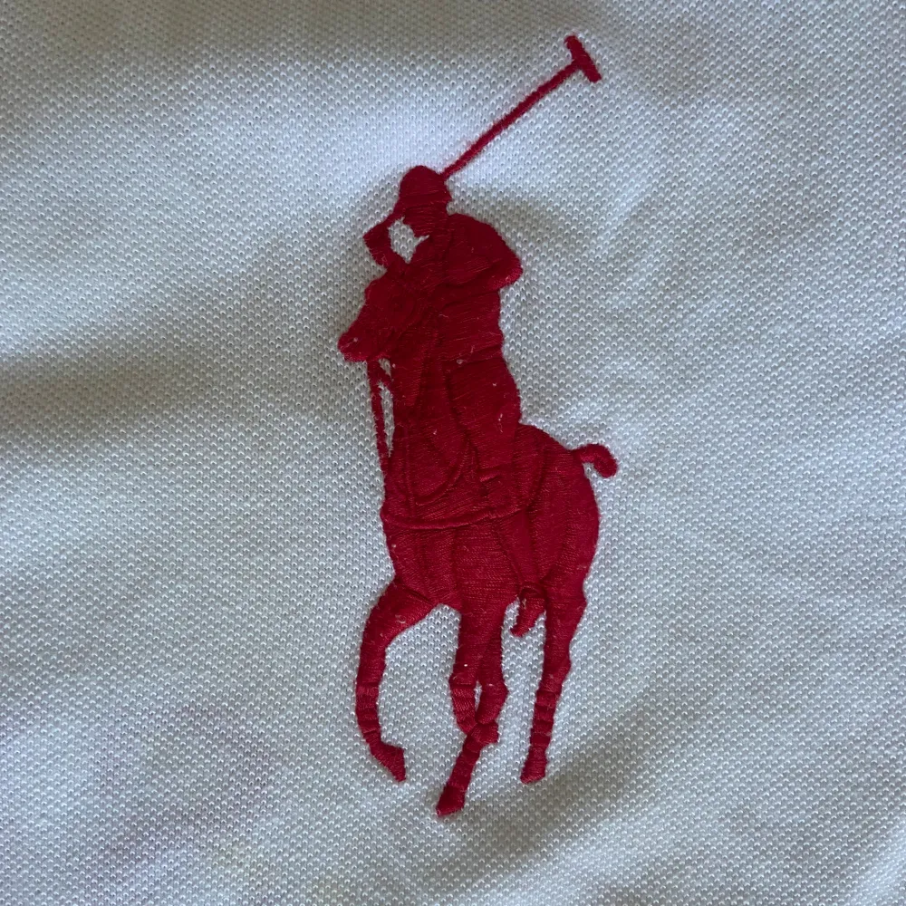 !skicka bud för snabb affär! Tvärfet Ralph Lauren spain polo, storlek M. Jätte bra skick. Skriv om ni undrar någonting eller om ni vill ha fler bilder 📲. T-shirts.