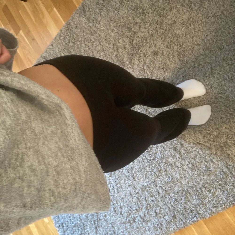 Säljer ett par svarta leggings som är superbekväma och stretchiga. De är lågmidjade och sitter väldigt skönt, perfekt för både vardag och träning. Materialet är mjukt och skönt mot huden. Passar till allt och är ett måste i garderoben!. Jeans & Byxor.