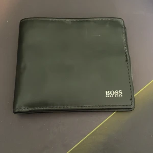 Hugo boss plånbok  - Den är i bra skicka, säljer den pga att jag inte använder den något.