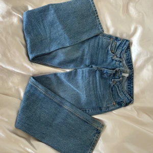 Weekday jeans  - Väldigt snygga och populära lågmidjade jeans från Weekday är i modellen arrow och i storleken 23/30  Säljer på grund av att de är för små i midjan💖 väl använda men väldigt bra skick 💖💖pris kan diskuteras 