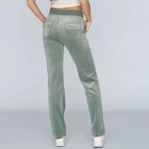 Juicy couture byxor  - Juicy couture byxor i jätte fin grön färg i storlek:xxs säljes pågrund av att de ej andvänds. Mycket bra sick  De är upp limade med fållfix passar mig som är 160cm