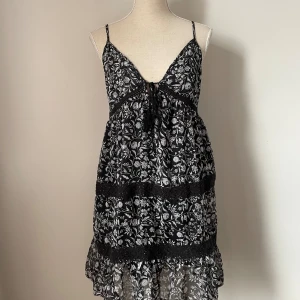 Blommig klänning - Somrig blommig klänning! Storlek M, men passar mig som vanligtvis bär XS/S. Från Mango 🩶