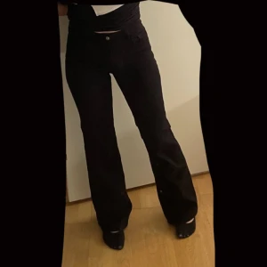 Svarta bootcut jeans - Säljer dessa svarta bootcut jeans då de inte passar mig, pris går att diskutera, inga defekter 