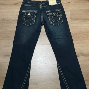 True Religion jeans - Jättesnygga true religion jeans.. Skulle säga att de passar en Medium❣️ Säljer då de tyvärr är för stora för mig.. Skriv gärna för fler bilder eller frågor😊