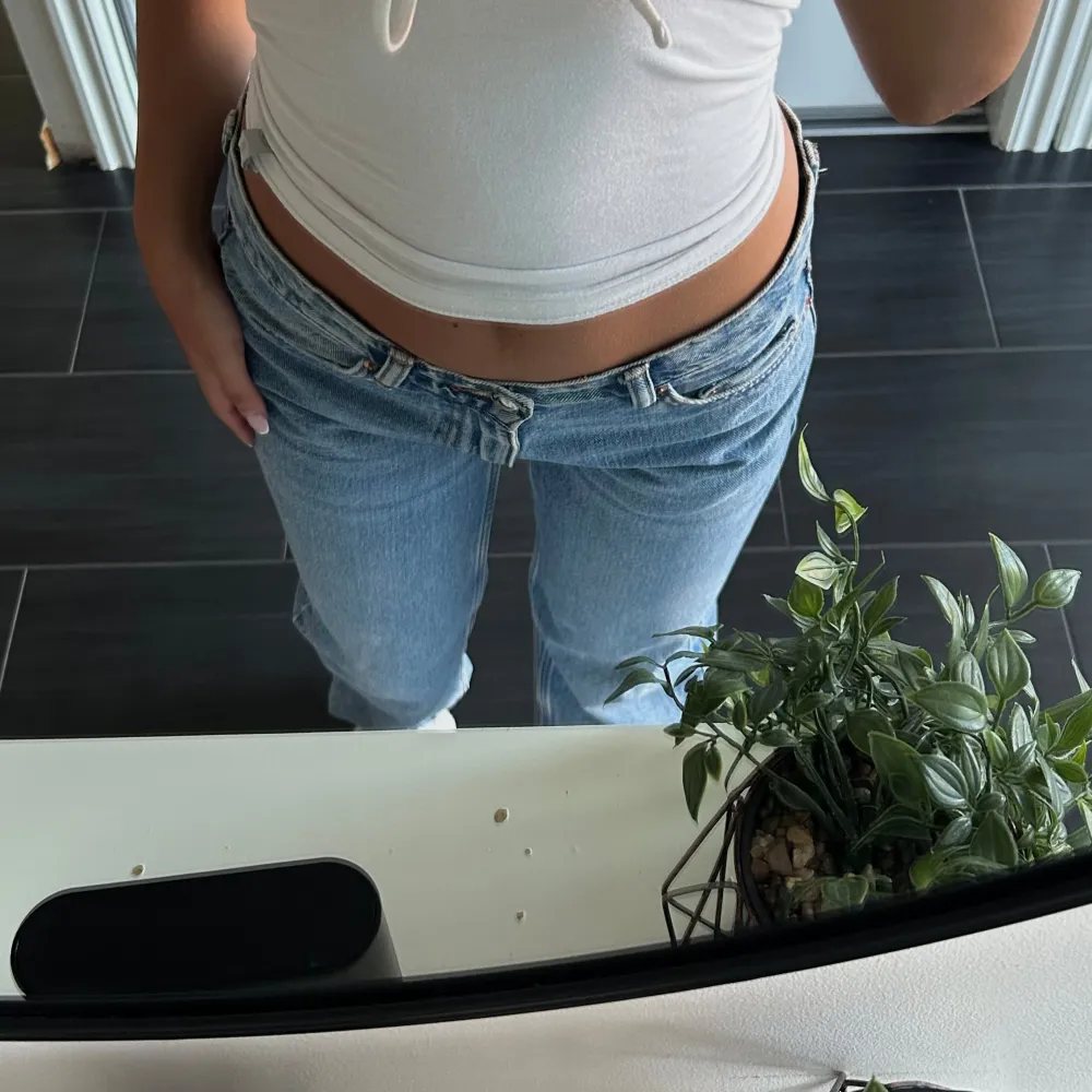 Säljer ett par blåa jeans i storlek 34 från Gina Tricot. Använda några gånger men fortfarande i bra skick.💗. Jeans & Byxor.